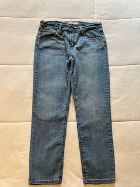 Levi’s Women’s Boyfriend Jeans Size W 28 L 27, medium wash, stretch denim EUC